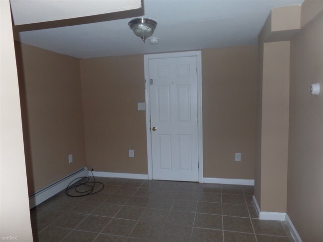Foto del edificio - 3 br, 1 bath House - 242 Temple St Apt 2