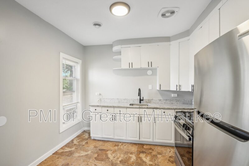 Primary Photo - 2356 S Kinnickinnic Ave