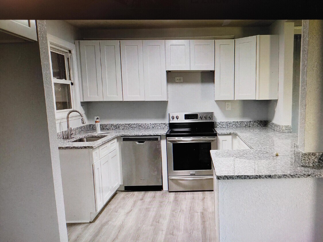 Building Photo - 330 E 47th St