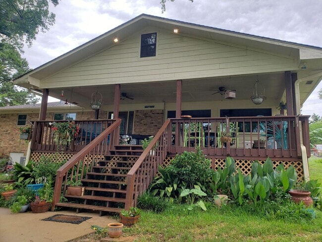 Foto del edificio - Stunning, fully furnished 3-bedroom, 2-bath lakefront home on Lake Palestine!