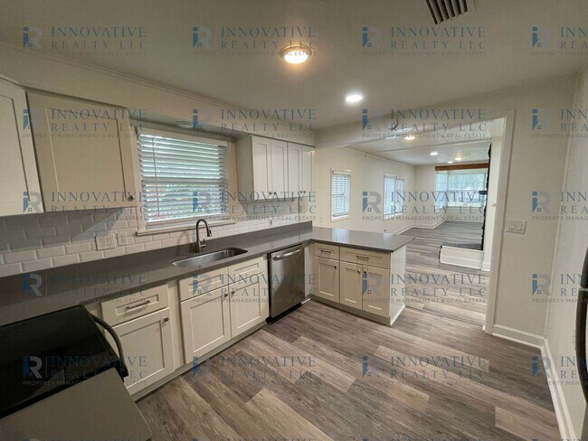 Foto del edificio - Renovated 3 Bedroom, 2 Bath Home in Winter...