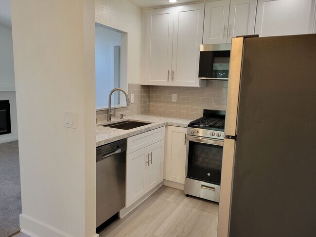Foto del edificio - NOW AVAILABLE - 2 BEDROOM CONDO IN RSM!