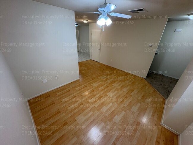 Foto del edificio - 2 bedroom 1.5 bathroom townhome located in a gated community near Hosking Ave/ S. Union Ave