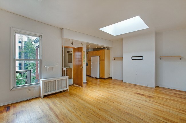 Interior Photo - 186 Russell St