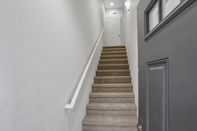 Foto del edificio - Dual-Suite 2BR/2.5BA Townhome-Style Condo — Gas Fireplace, Balcony & Attached Garage | Heron Cree...