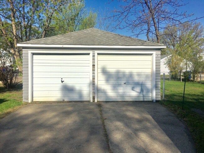 Building Photo - Don't miss out on this 2 bed located near ...