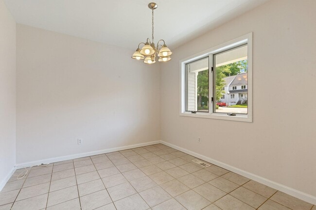Building Photo - 2 Larissa Ln
