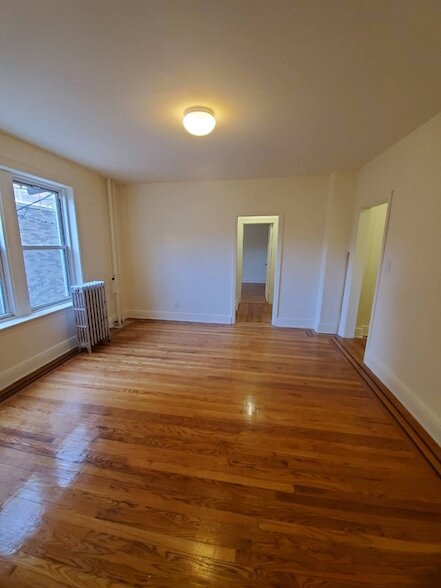 Foto del edificio - 37-76 62nd Street Unit