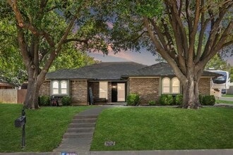 Building Photo - 2409 Avonhill Dr