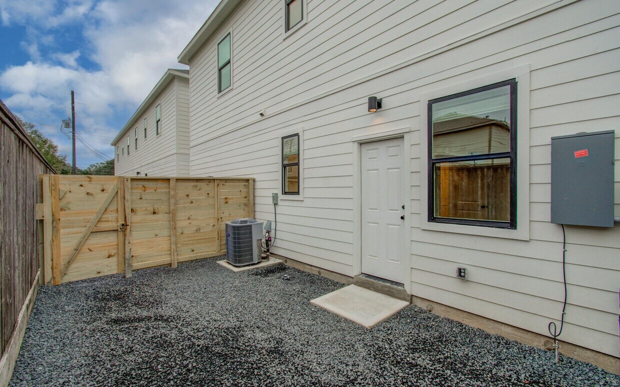 Building Photo - 22210 Dutch Oven Dr