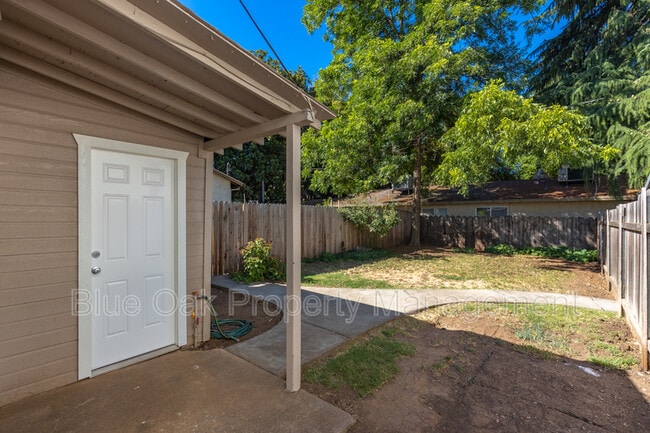 Building Photo - 1507 W 5th St