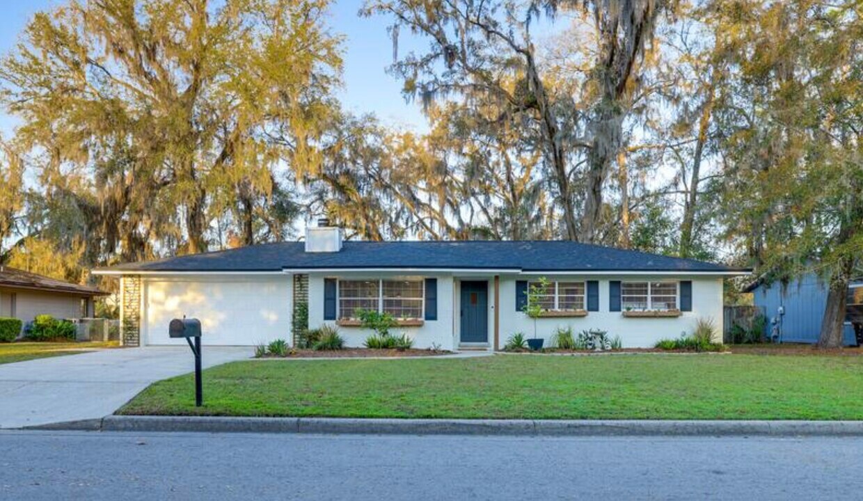 Foto principal - 2410 NW 54th Ter