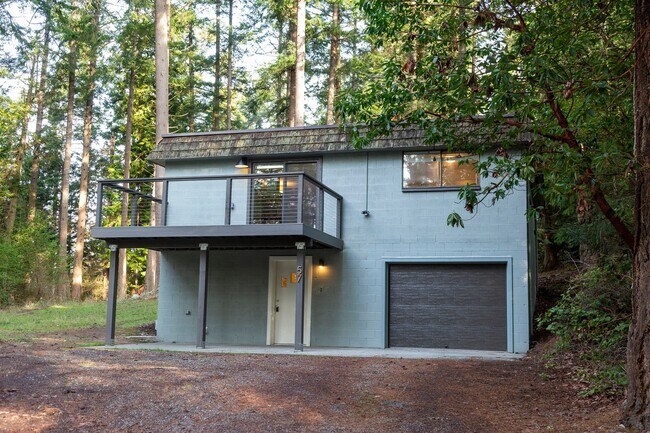 Building Photo - Newly Refinished Home