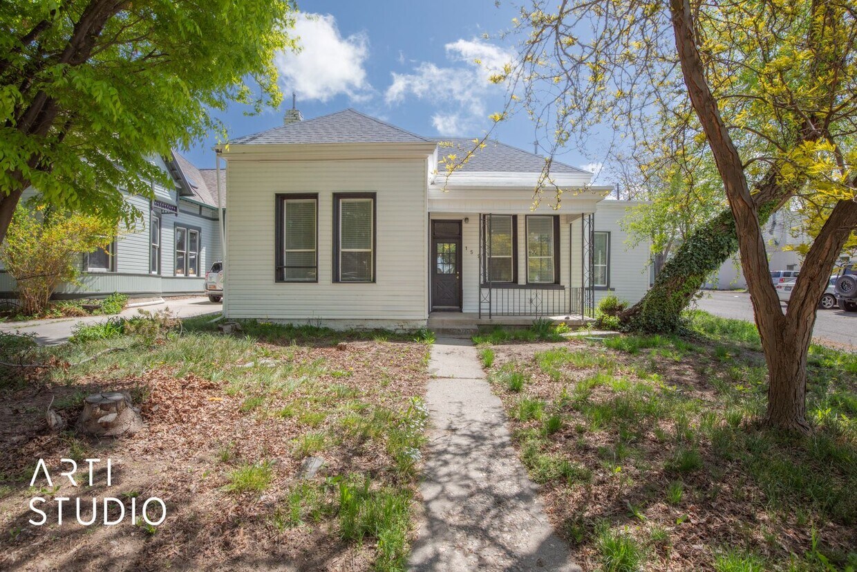 Foto principal - Cute and Cozy 3 Bedroom Home Close to U of...