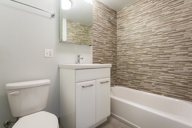 Foto del edificio - 6142 N Kenmore Ave