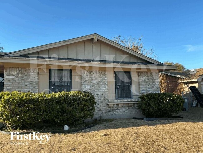 Building Photo - 3527 Pebbleshores Dr