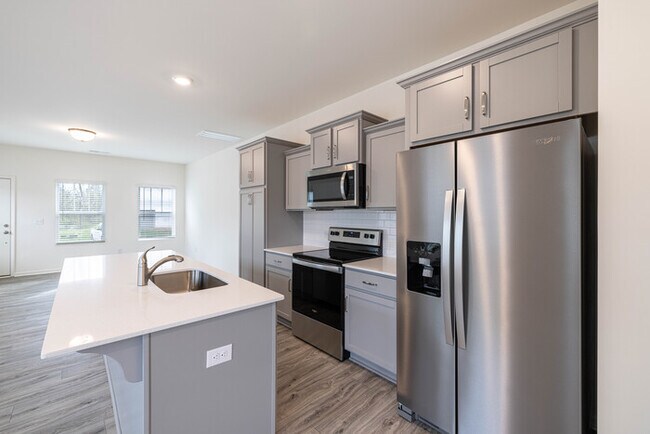 Foto del edificio - 3 Bedroom Townhome Main Street Pineville - AVAILABLE JUNE 2026