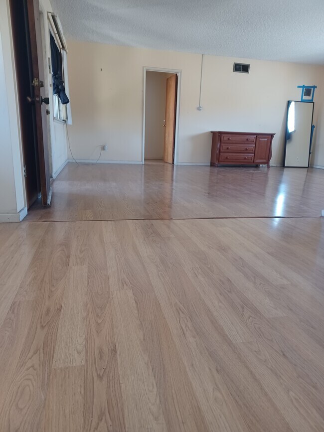 Foto del edificio - 2239 N Frederic St