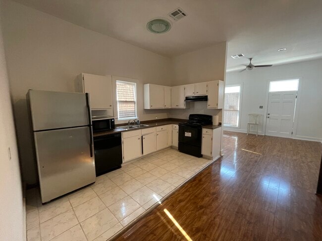 Building Photo - 4810 Annunciation St