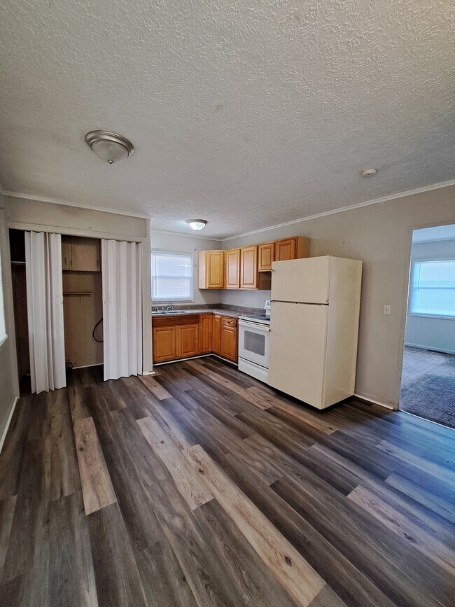 Building Photo - 4415 Thompson Dr