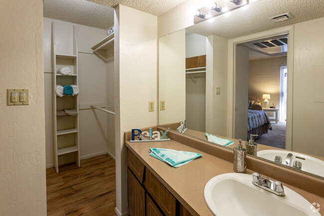 Studio, 1BA - 441 SF - Emerald Apartments