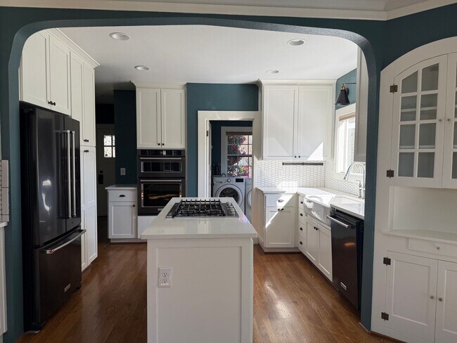 Building Photo - Charming historic home McMinnville 4 bed / 2.5 bath