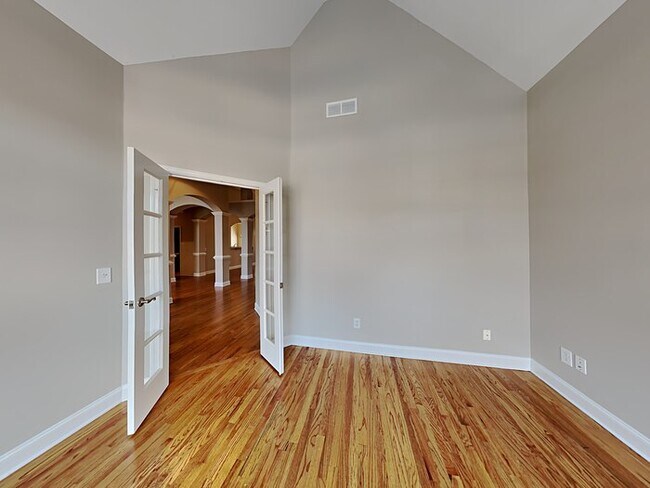 Foto del edificio - 1350 Lamont Cir