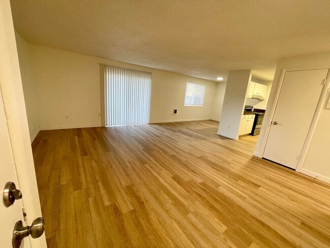 Foto del edificio - DESIRABLE MILLWOOD NEIGHBORHOOD ON TREE LINED STREET