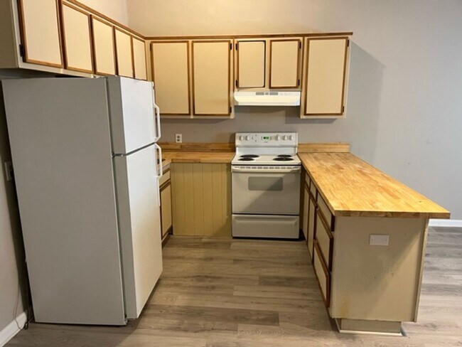 Foto del edificio - Check Out This 2 bedroom/1 bathroom Duplex!