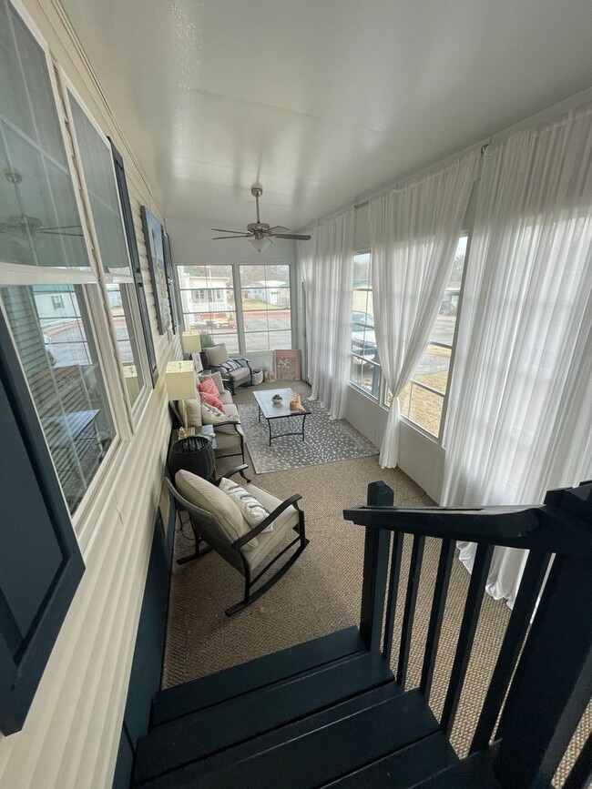 Building Photo - 3 Bedroom 2 Bath Home with large Sunroom i...