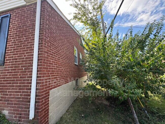Foto del edificio - 7738 Canton Ave