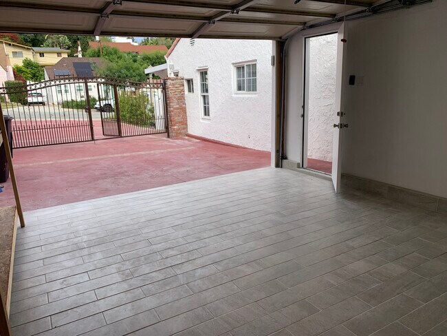 Foto del edificio - 729 Glenmore Blvd