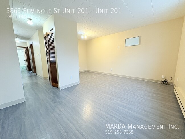 Building Photo - BRIGHT & SPACIOUS 2BEDROOM/1BATH UNIT ON S...