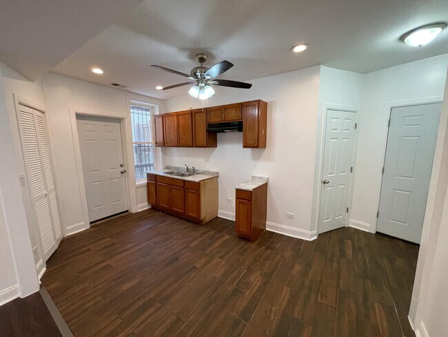 Foto del edificio - 1635 W 57th St