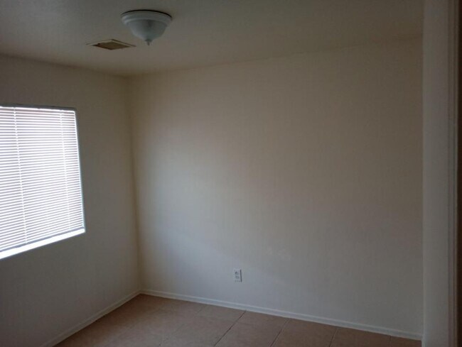 Foto del edificio - 4 bedroom in Eloy AZ 85131