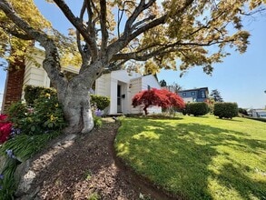 Building Photo - 3038 W Viewmont Wy W