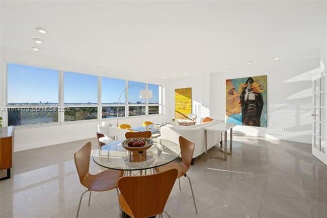 Foto del edificio - 4925 Collins Ave