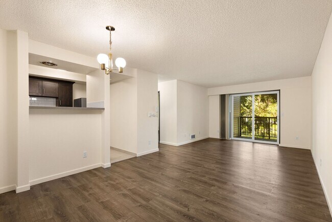 Building Photo - Prime Location: 1-Bedroom Condo in the Hea...
