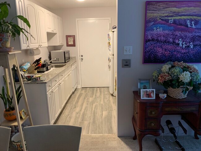 Kitchen - 4 Village Green Ln