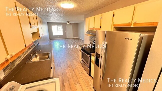 Building Photo - 836 W Rosewood Ln