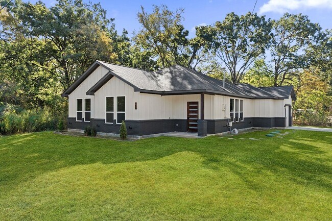 Building Photo - 150 Bandera Cir