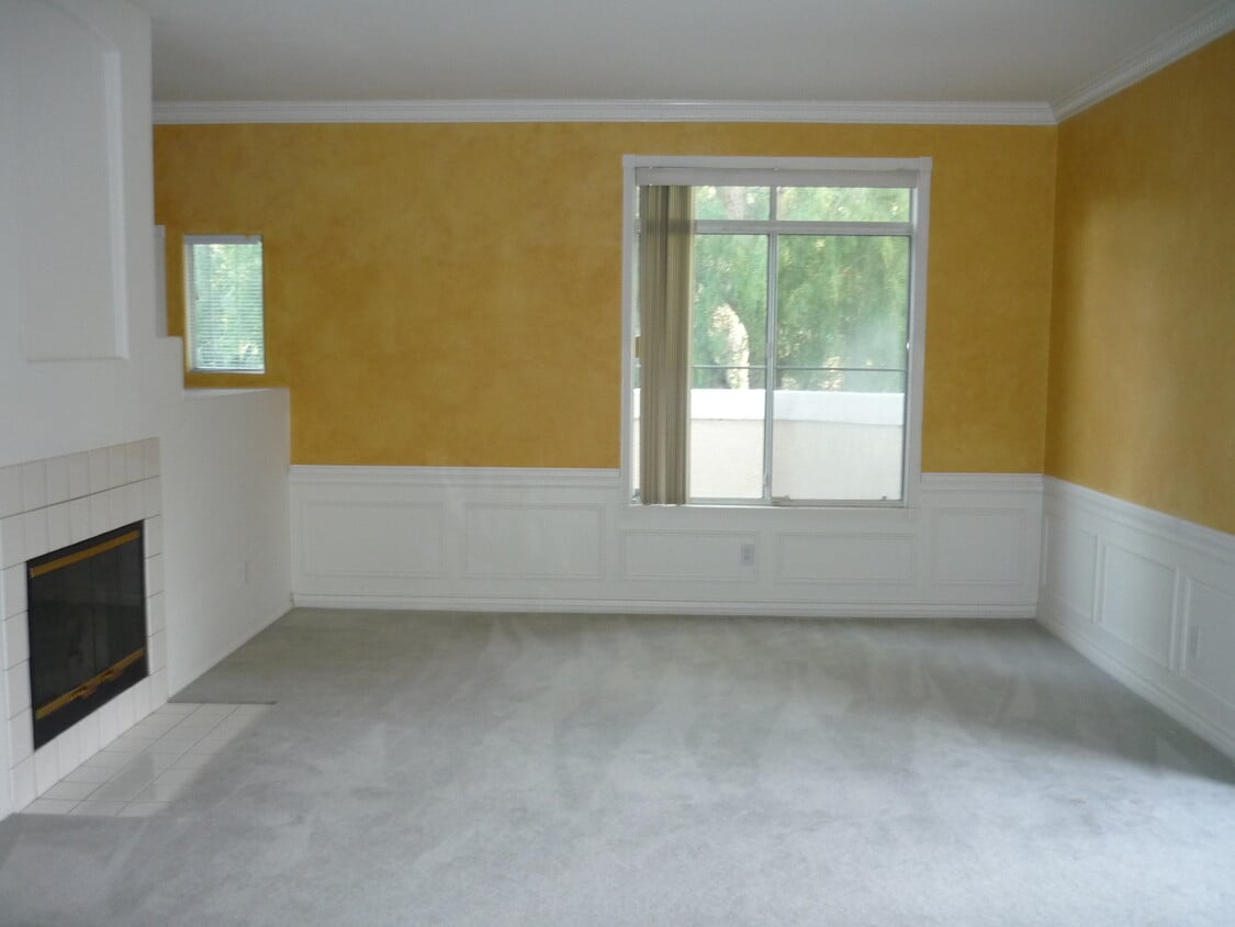 Building Photo - Mira Mesa Townhome 3 Bedroom 2.5 Bath for Rent