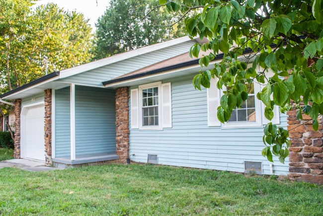 Building Photo - Look No Further!! 3 Bedroom 1.5 Bath House with a Garage