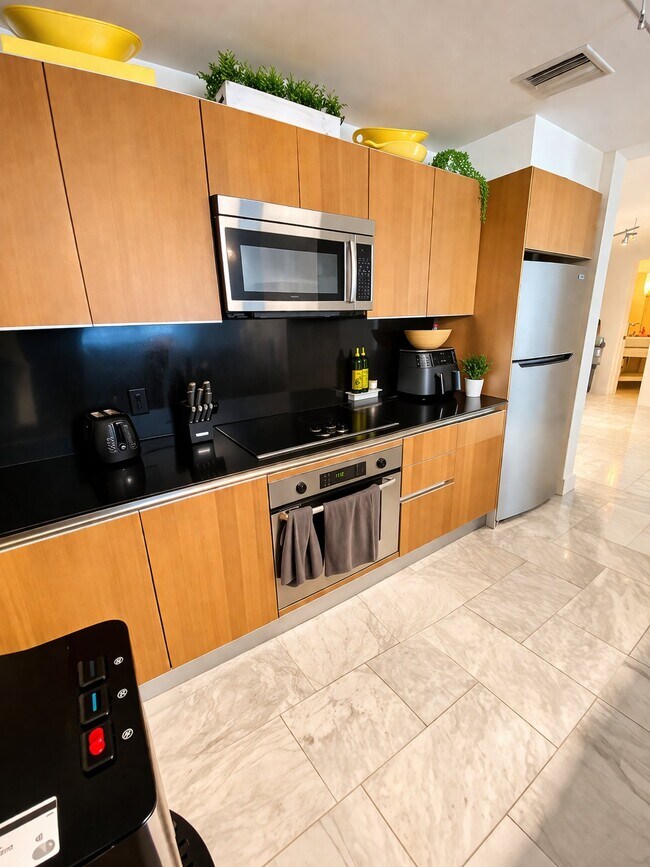 Building Photo - 1060 Brickell Ave