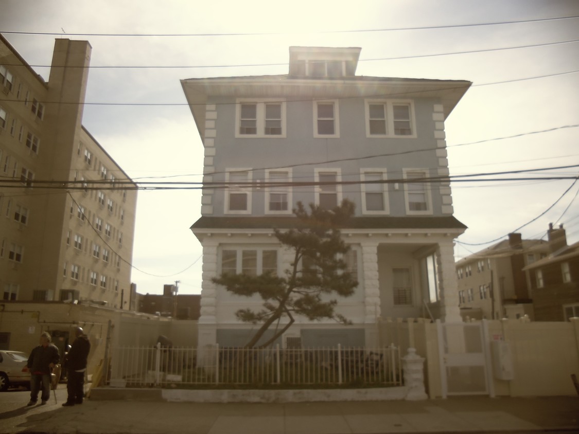 Primary Photo - 147 Beach 113th St