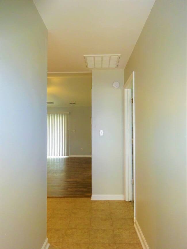 Building Photo - A cutie pie of a home!