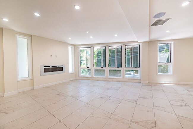 Foto del edificio - 1516 N Beverly Glen Blvd