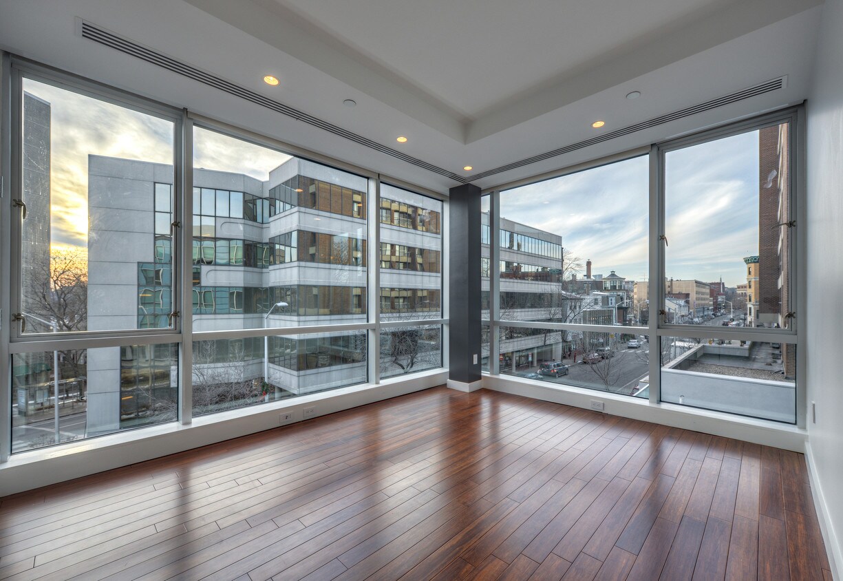 Foto principal - 1075 Massachusetts Ave