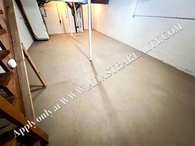 Building Photo - Spacious Duplex in Lee's Summit-Available ...