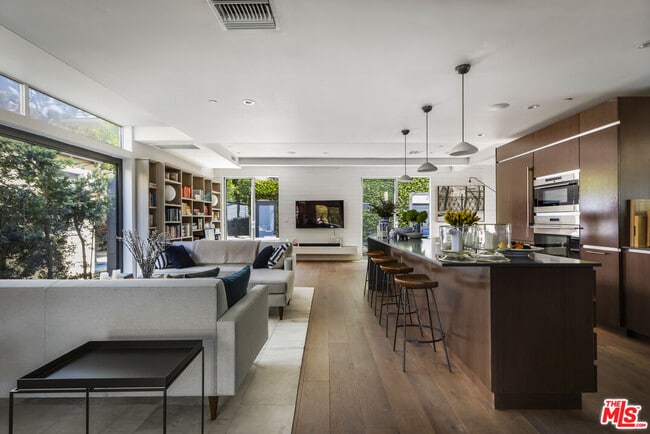 Foto del edificio - 814 Crestmoore Pl